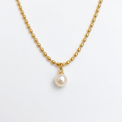 Pretty Shimmering Things gold-toned beaded chain necklace with a single lustrous white pearl pendant.
